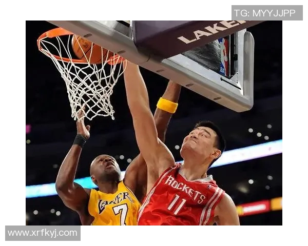 姚明背靠篮筐的瞬间:巨人之姿与篮球的完美结合