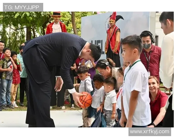 姚明走访学校传递篮球精神激励年轻学子追逐梦想